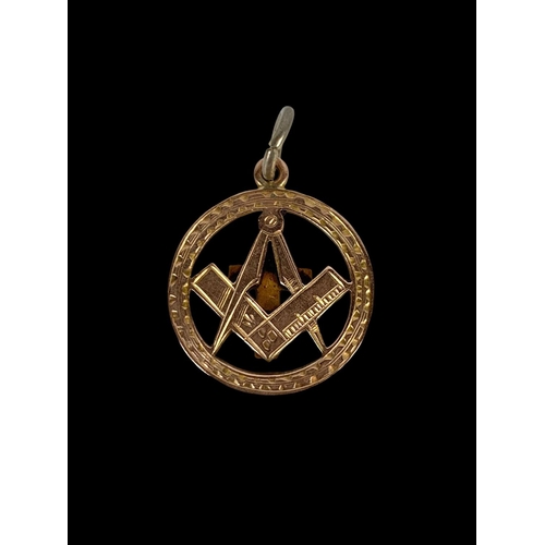 686 - A 9ct gold pendant with Masons symbol. 4.45 grams.