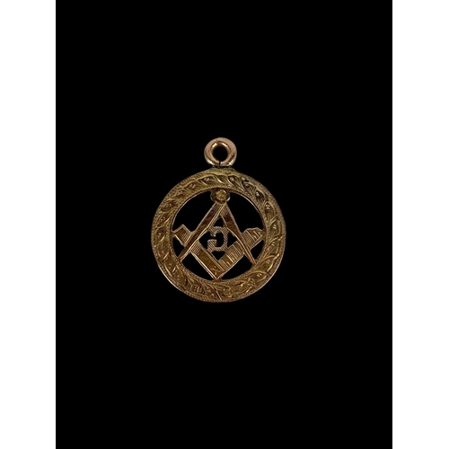 687 - A 9ct gold pendant with Masons symobol. 3.11 grams.