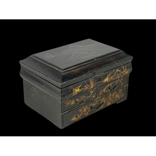 160c - An early 20th century Japanese jewellery box. Circa 1900. 38.5 x 26.5 x 22cm.