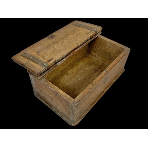 208i - A Victorian pine storage box.  53x31x20.5cm