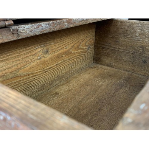 208i - A Victorian pine storage box.  53x31x20.5cm