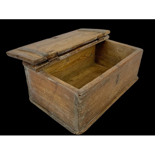 208i - A Victorian pine storage box.  53x31x20.5cm