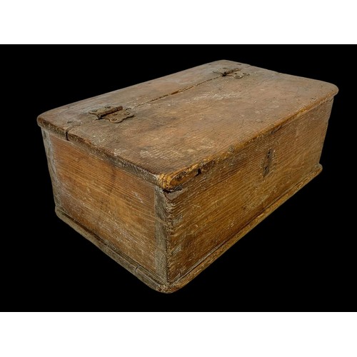 208i - A Victorian pine storage box.  53x31x20.5cm