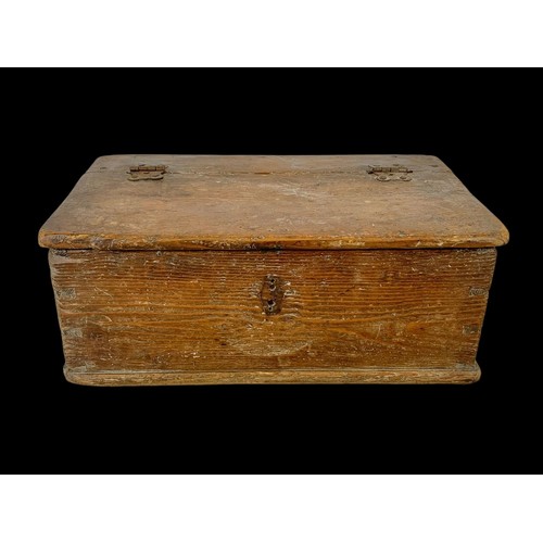 208i - A Victorian pine storage box.  53x31x20.5cm