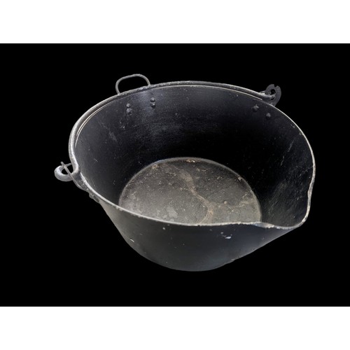 761 - Alloy handled pot with a quantity of horse lead