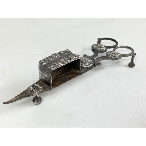 252 - A William IV candle snuffer and a silver plate snuff dish.