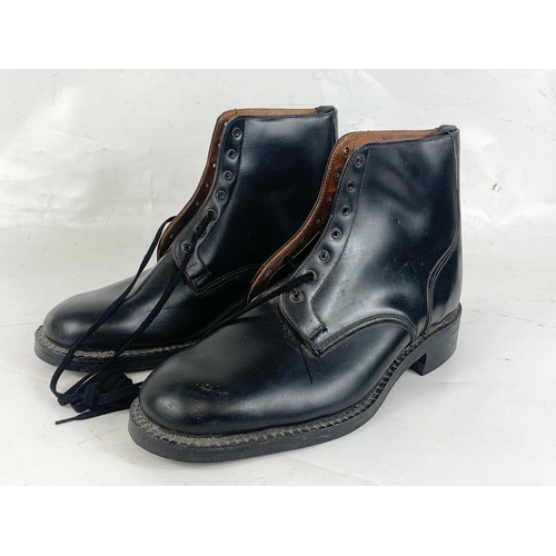 305 - A pair of vintage leather Avalon police boots, size 8.