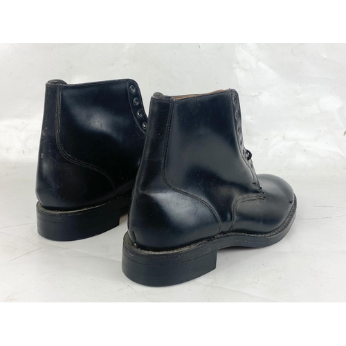 305 - A pair of vintage leather Avalon police boots, size 8.