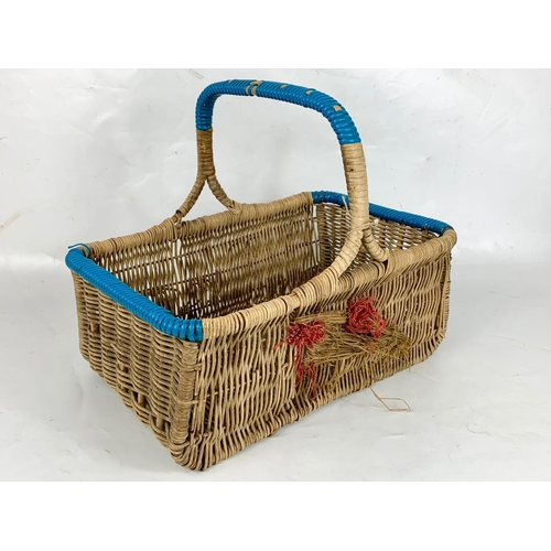 41 - A 1930s wicker basket, 36cm x 31cm