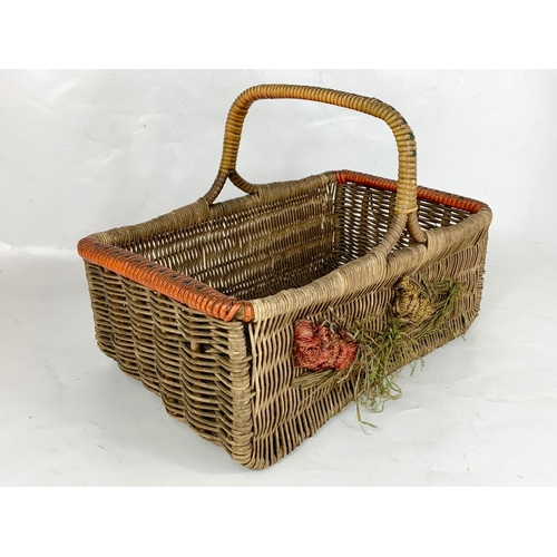 42 - A 1930s wicker basket, 38cm x 26cm