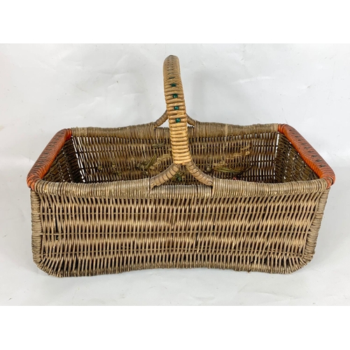 42 - A 1930s wicker basket, 38cm x 26cm