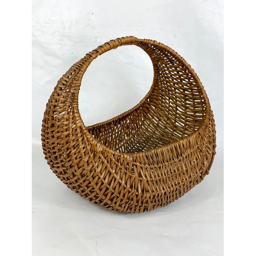 43 - A 1950s French wicker basket, 39cm x 35cm