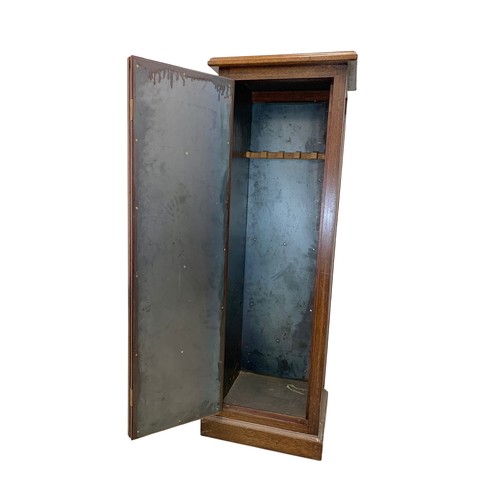 1059a - A large vintage heavy oak gun cabinet. 52 x 40 x 148cm.