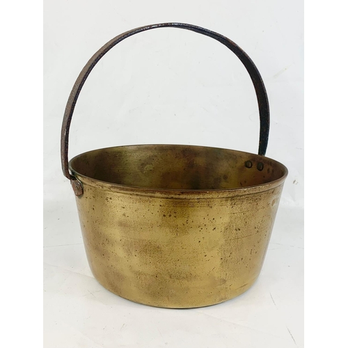 10 - A large Victorian brass jam pan. 36 x 33 x 38cm.