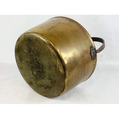 10 - A large Victorian brass jam pan. 36 x 33 x 38cm.