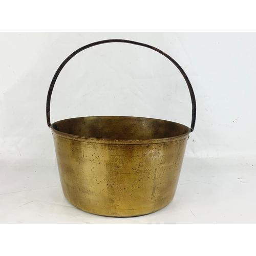 10 - A large Victorian brass jam pan. 36 x 33 x 38cm.