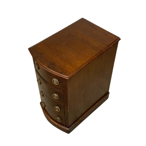 1005a - An early 20th century mahogany bedside drawers. Circa 1900-1920. 36 x 53 x 67cm