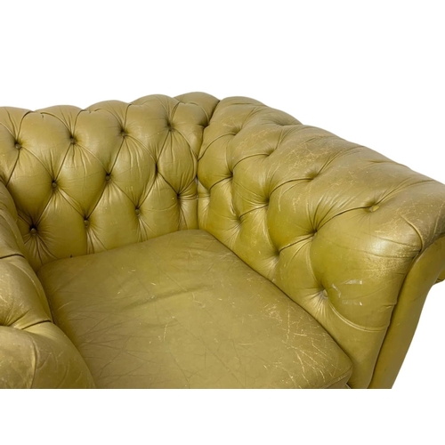 1009 - A pair of large deep button leather Chesterfield club armchairs. 110 x 100 x 66.5cm.