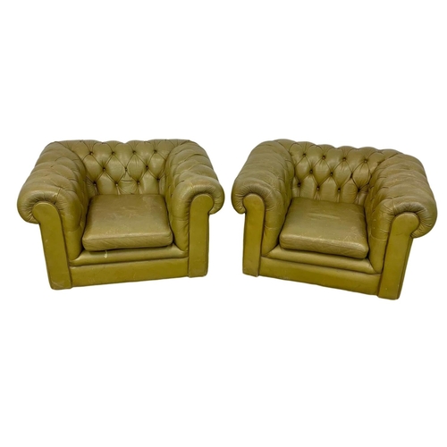 1009 - A pair of large deep button leather Chesterfield club armchairs. 110 x 100 x 66.5cm.