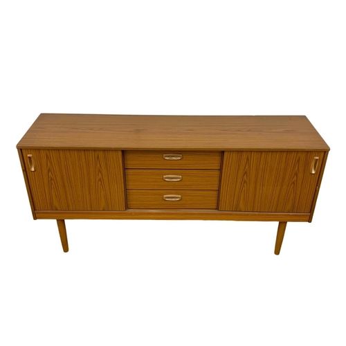 1021 - A Mid Century sideboard by Schreiber. 152 x 41 x 73cm.