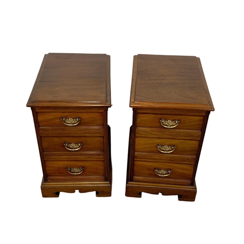 1021a - A pair of Edwardian mahogany 3 drawer bedsides. 39 x 52 x 64cm