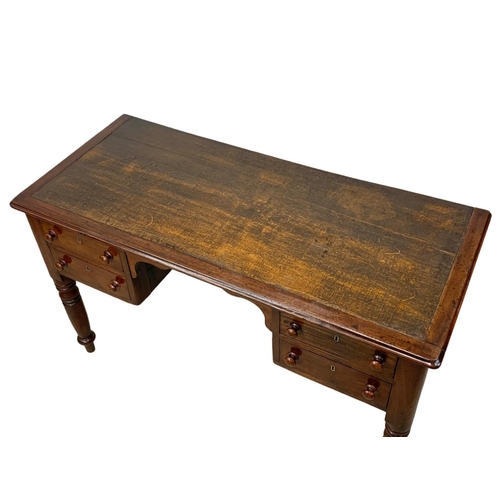 1028 - A Victorian mahogany leather top writing desk with 4 drawers. Circa 1860-1870. 126 x 56.5 x 76cm.