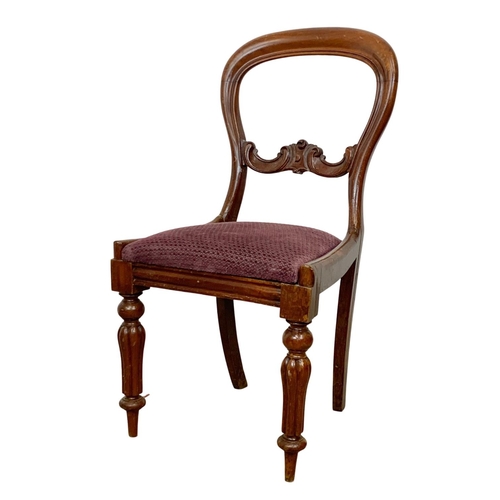 1039 - A set of 4 Victorian mahogany balloon back chairs. Circa 1860-1870