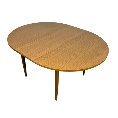 1092 - A Mid Century extending dining table. Extended 156 x 118 x 74cm.