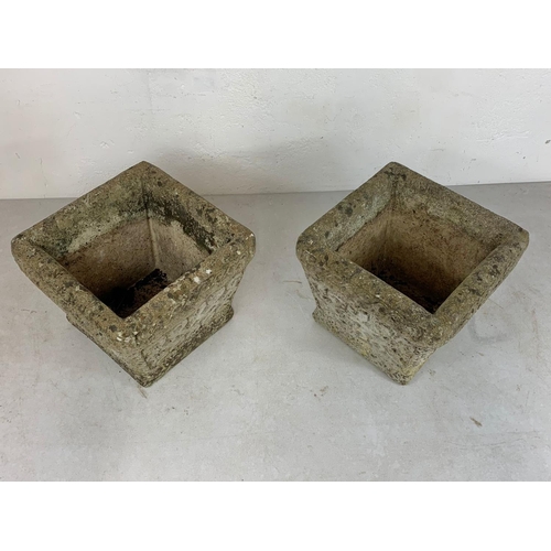 125 - A pair of concrete garden planters. 30 x 30 x 24cm