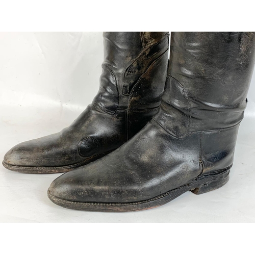 140 - A pair of large late Victorian leather riding boots. 32 x 52cm.