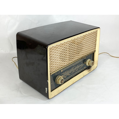 161 - A vintage Regentone radio. 38 x 19 x 24cm.