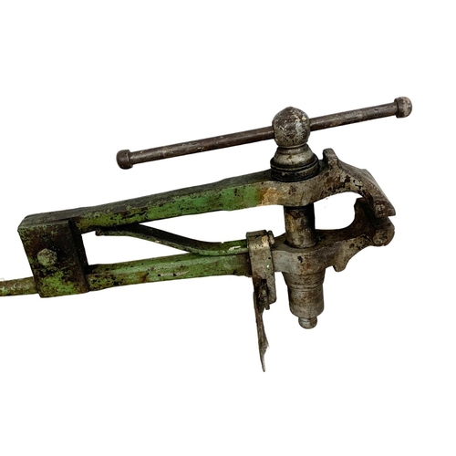 182 - A large late 19th, early 20th century blacksmiths vice. 108cm