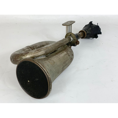 244 - A vintage car horn. KING OF THE ROAD. 36cm