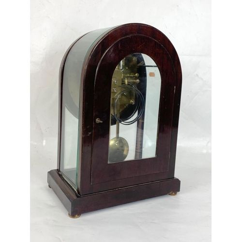 304 - A large late Victorian mantle clock in dome glass and mahogany case. With key and pendulum. 28.5 x 1... 