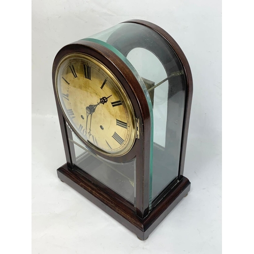 304 - A large late Victorian mantle clock in dome glass and mahogany case. With key and pendulum. 28.5 x 1... 