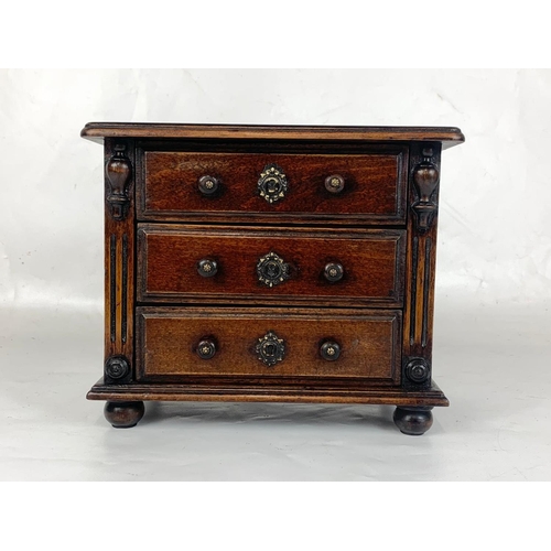 308 - A Victorian oak Apprentice chest. 24 x 14 x 21cm