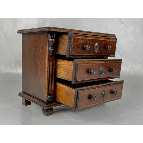 308 - A Victorian oak Apprentice chest. 24 x 14 x 21cm