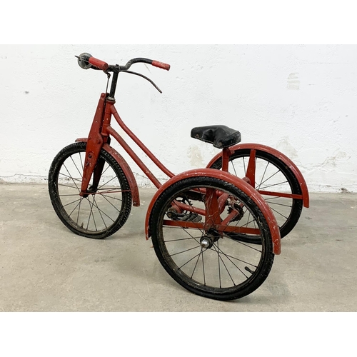 354e - A 1950’s childs tricycle.