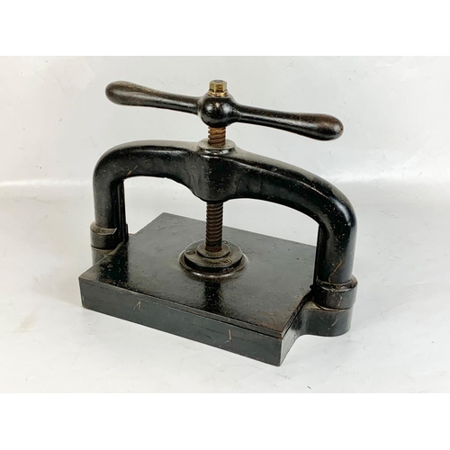 365 - A Victorian book press. 43 x 33cm.