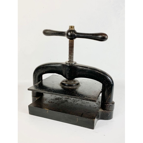 365 - A Victorian book press. 43 x 33cm.