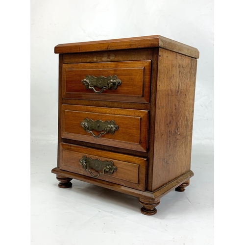 39 - A small Edwardian walnut chest. 26.5 x 20 x 32.5cm.