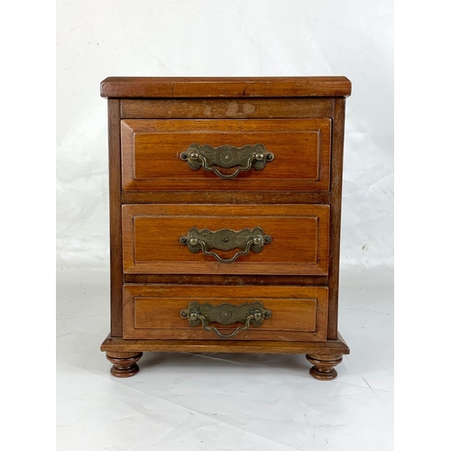 39 - A small Edwardian walnut chest. 26.5 x 20 x 32.5cm.