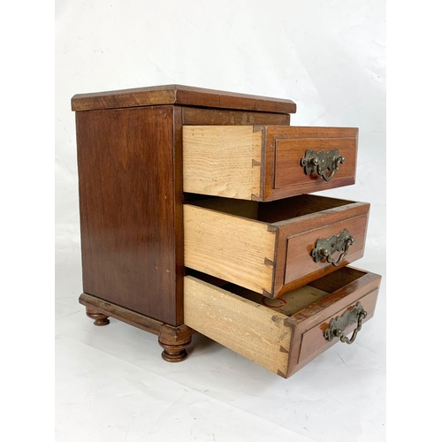 39 - A small Edwardian walnut chest. 26.5 x 20 x 32.5cm.