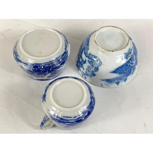 424 - A large quantity of 18th century and early 19th century Chinese and English porcelain. Including Wor... 