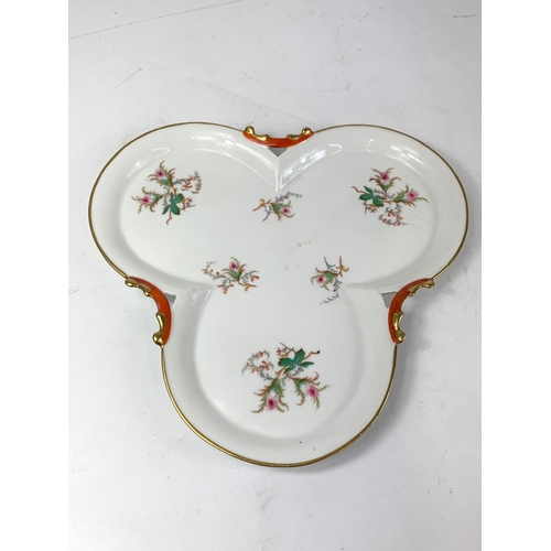 431 - A large early 20th century serving dish, circa 1900. 30.5cm x 29cm