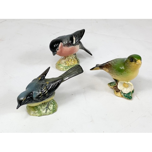 489 - A quantity of Beswick pottery birds. 10cm.