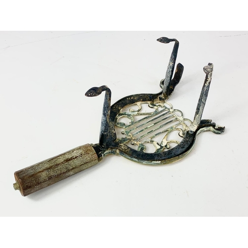 5 - A Victorian brass trivet stand, 32cm x 12cm