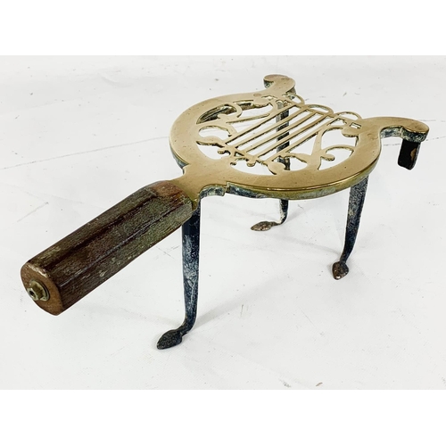 5 - A Victorian brass trivet stand, 32cm x 12cm