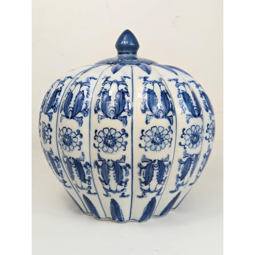 539 - A large Chinoiserie blue and white porcelain ginger jar. 23x25cm