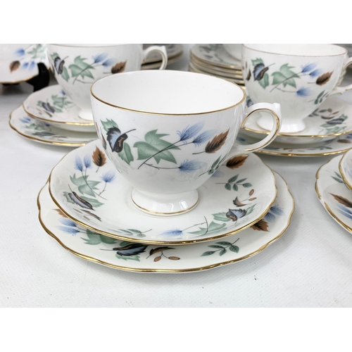 594 - A 34 piece Colclough tea set and dinner set. Including 5 dinner plates.